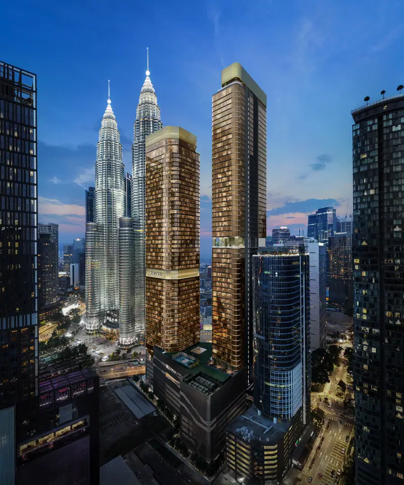 Pemandangan udara CloutHaus dan Menara Kembar Petronas pada malam hari
