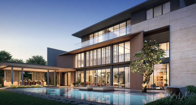 Halaman belakang villa dengan kolam renang pribadi dan paviliun taman saat senja