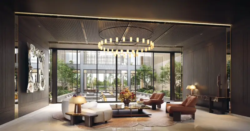 Lounge elegan dengan lampu gantung melingkar menghadap courtyard berkaca