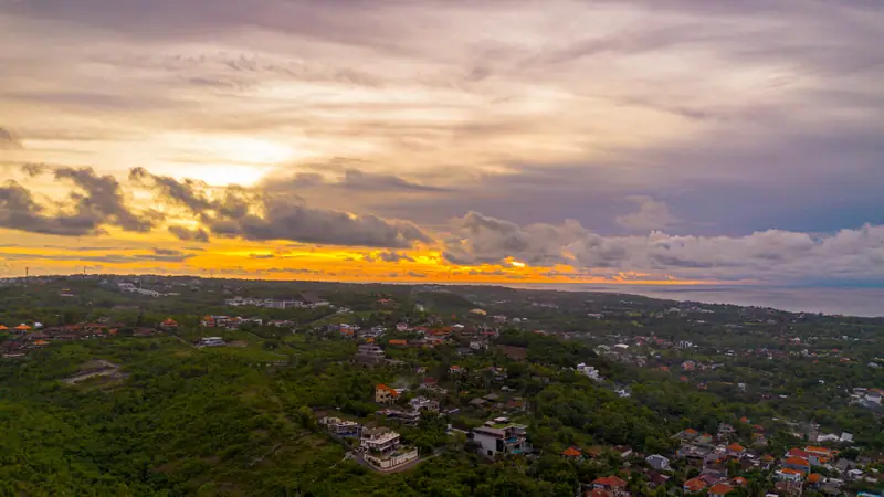 Foto udara garis pantai Bali selatan saat matahari terbenam