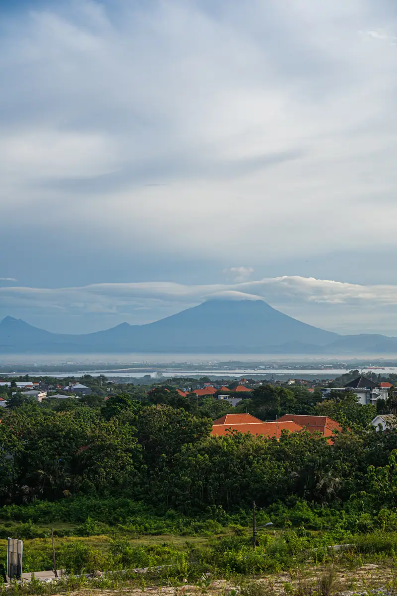 Gunung Agung dan Gunung Batur di atas Teluk Benoa