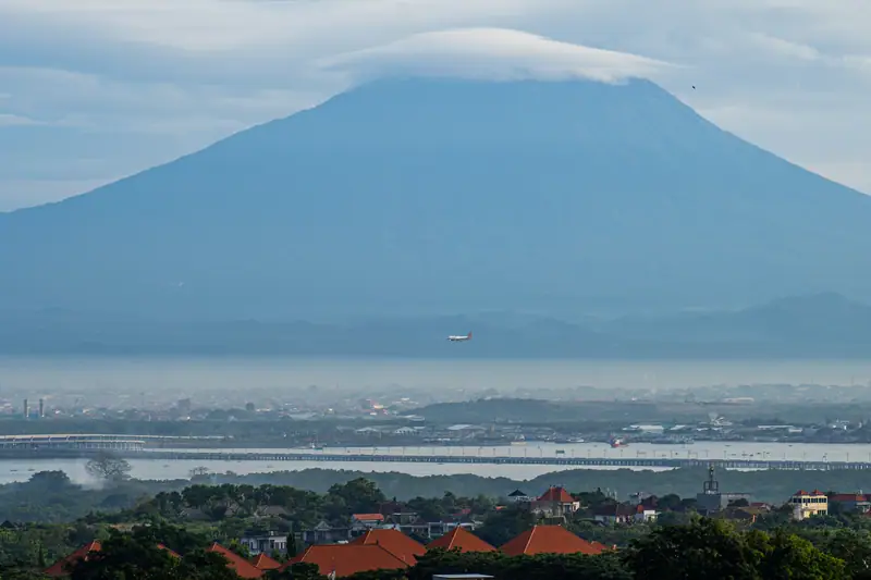 Gunung Agung terlihat jelas di seberang teluk dari Ungasan