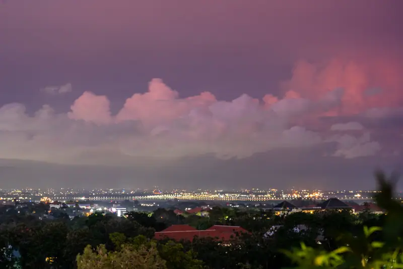 Langit senja merah muda di atas teluk