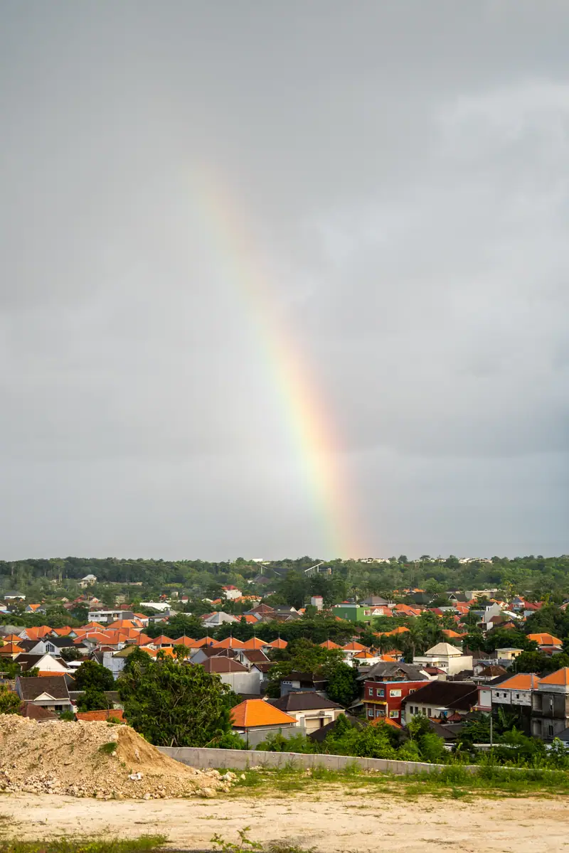 Pelangi di atas perkampungan Ungasan setelah hujan